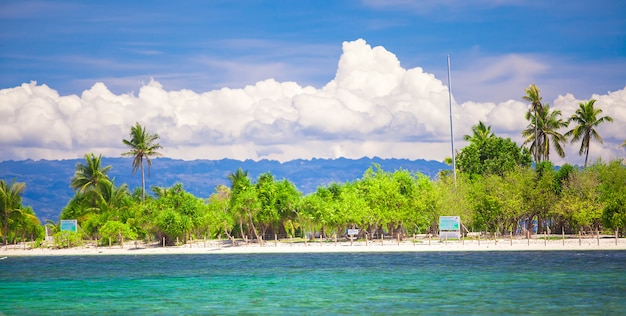 Île parfaite tropicale Puntod aux Philippines