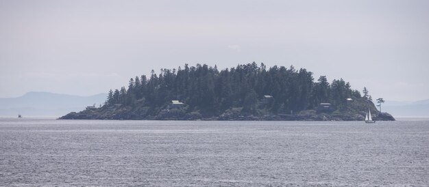 Île de passage à howe sound journée de printemps ensoleillée