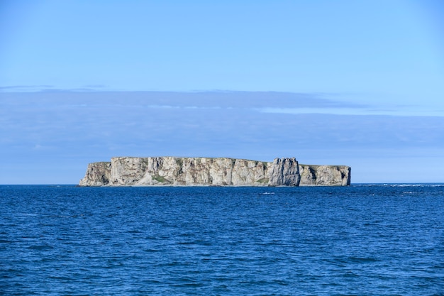 Île plate en mer. Paysage arctique en été. L'archipel de la Terre Franz Jozef.