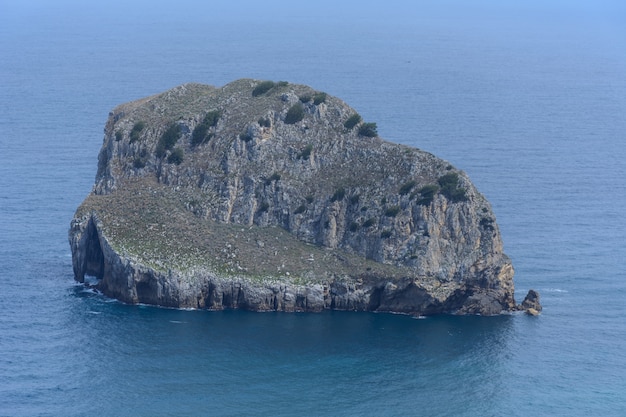 Île rocheuse et eaux calmes