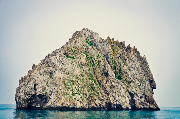 Île rocheuse unique dans la mer