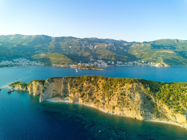 Île de saint nicolas avec végétation sur les rives de la mer adriatique sur fond de côtes