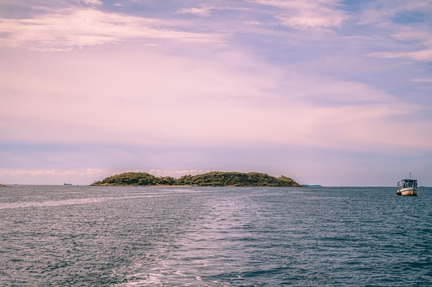 Île de Sak Koh Sak Belle mer à Chonburi Thaïlande