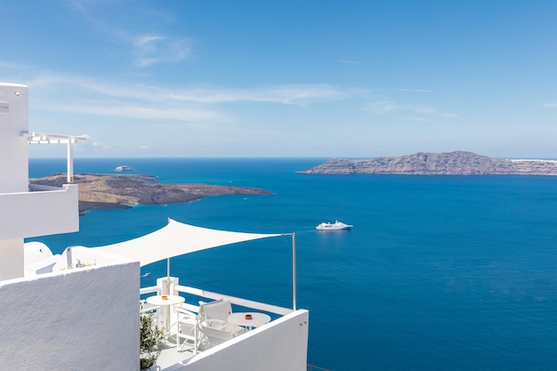 Île de Santorin, Grèce. Architecture blanche étonnante, ciel bleu et ambiance estivale relaxante