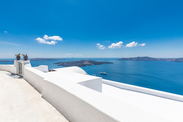 Île de Santorin, Grèce. Architecture blanche étonnante, paysage de vacances d'été de ciel bleu
