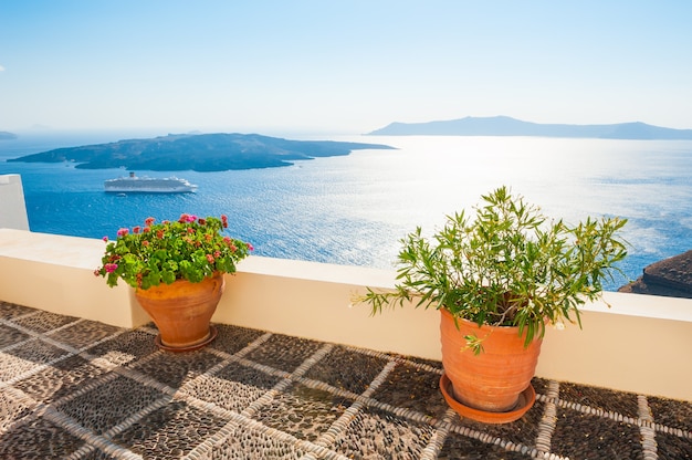 Île de Santorin, Grèce. Belle terrasse avec vue sur la mer.