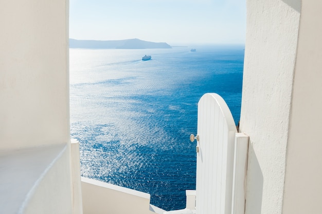 Île de Santorin, Grèce. Station balnéaire grecque de luxe. Architecture blanche et mer bleue.