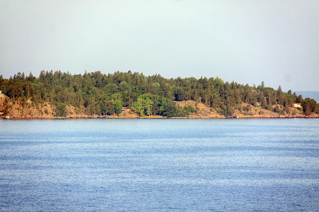 Île solitaire dans l'archipel suédois