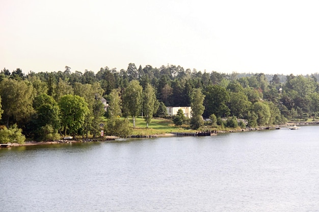 Île solitaire dans l'archipel suédois