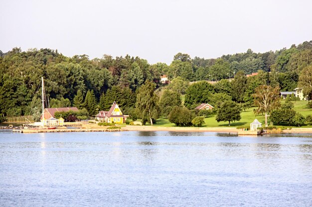 Île solitaire dans l'archipel suédois