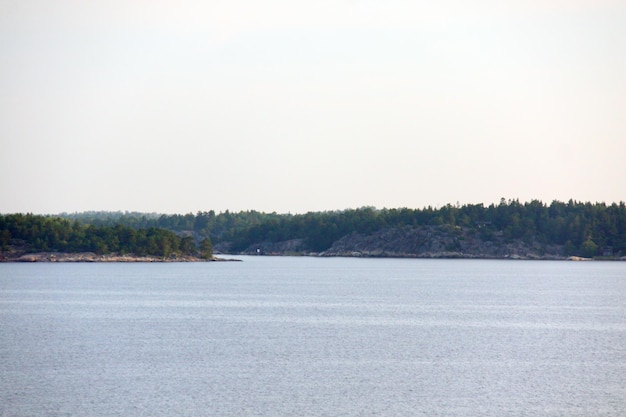 Île solitaire dans l'archipel suédois