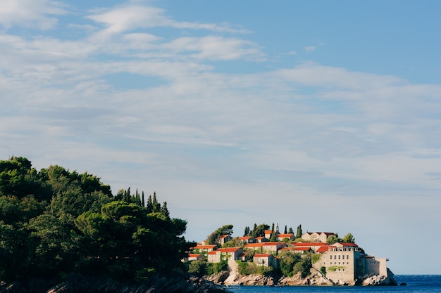 Île de sveti stefan gros plan de l'île dans l'après-midi