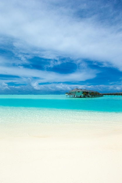 Île tropicale des Maldives avec plage de sable blanc et mer