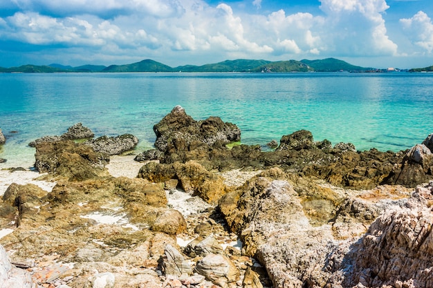 Île tropicale rock sur la plage avec un ciel bleu. Koh Kham Thaïlande