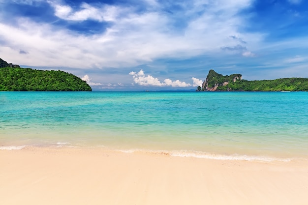 Île tropicale avec stations balnéaires - île de Phi-Phi, province de Krabi, Thaïlande.