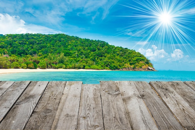 Île verte avec plage