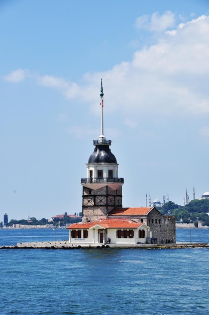 Île vierge dans le Bosphore. Vue sur l'île et le détroit. 11 juillet 2021, Istanbul, Turquie.