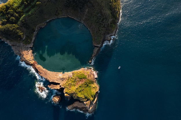 Île volcanique pittoresque dans l'océan