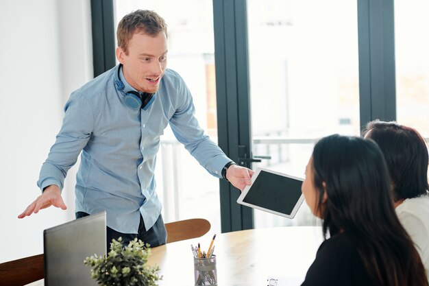 Photo leader travaillant avec son équipe