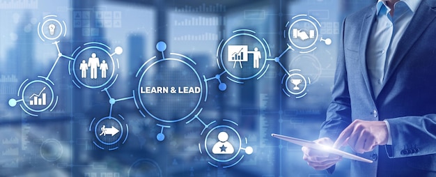 Learn and Lead Businessman appuie la main sur l'inscription de l'écran virtuel