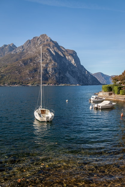 LECCO, ITALIE/EUROPE - 29 OCTOBRE : Vue des bateaux sur le lac de Côme à Lecco sur la rive sud du lac de Côme en Italie le 29 octobre 2010