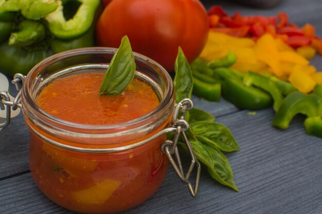 Lecho à la sauce tomate est un plat traditionnel hongrois