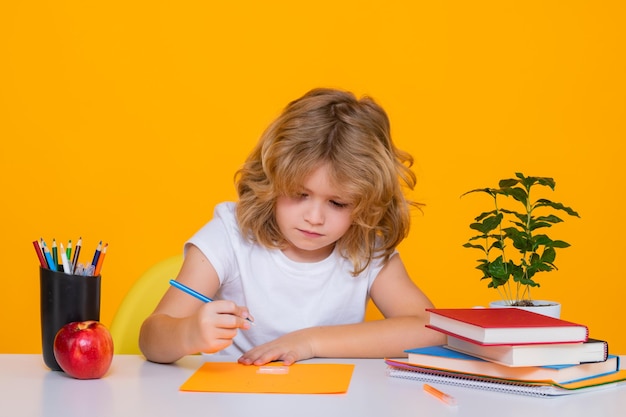 Leçon d'écriture pour enfants Concept d'école et d'éducation Portrait d'un écolier mignon enfant isolé