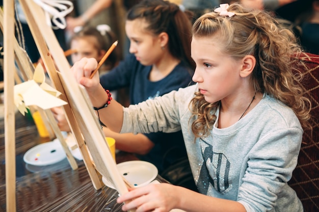 Photo leçon de groupe en dessin. les enfants apprennent à dessiner en classe.