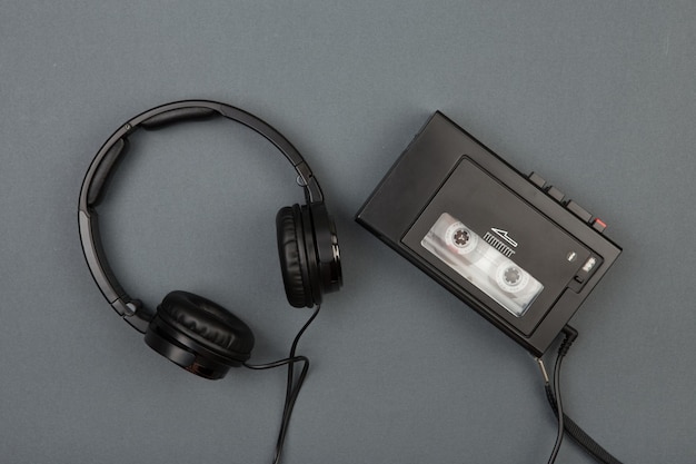 Lecteur de cassette rétro avec un casque sur fond gris