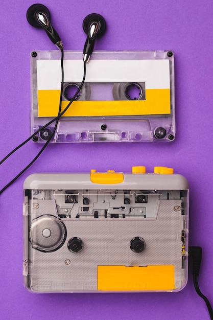 Lecteur de cassettes avec écouteurs et cassette sur fond violet