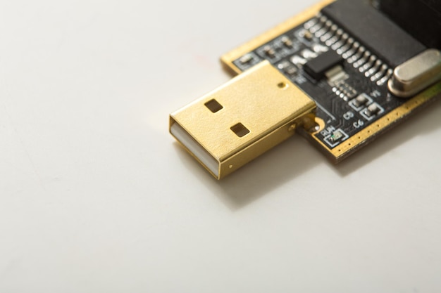 Lecteur flash démonté gros plan sur fond blanc. Microcircuit à l'intérieur de l'usb. Espace de copie.