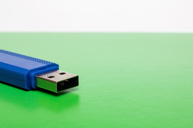 Photo lecteur flash usb bleu sur fond vert clair