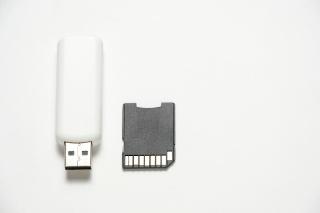 Lecteur flash usb et lecteur de carte sur fond blanc