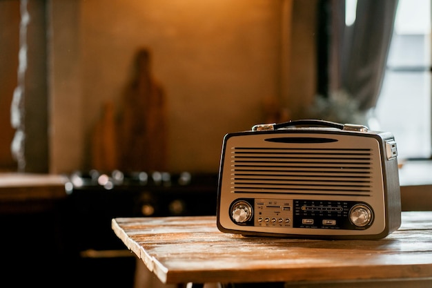 Un lecteur de radio rétro élégant se dresse sur une table en bois cuisine élégante dans le village