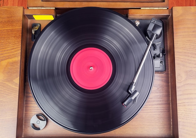 Le lecteur de vinyle joue de la musique à partir du disque