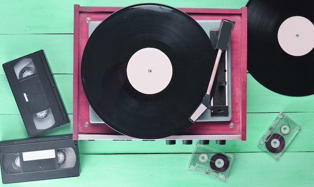 Lecteur de vinyle vintage avec plaques