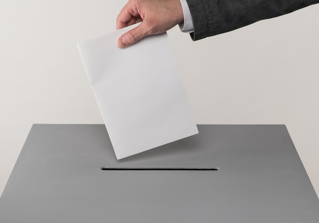 Élections présidentielles et législatives L'électeur jette le bulletin dans l'urne