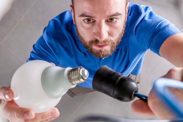 Électricien au travail