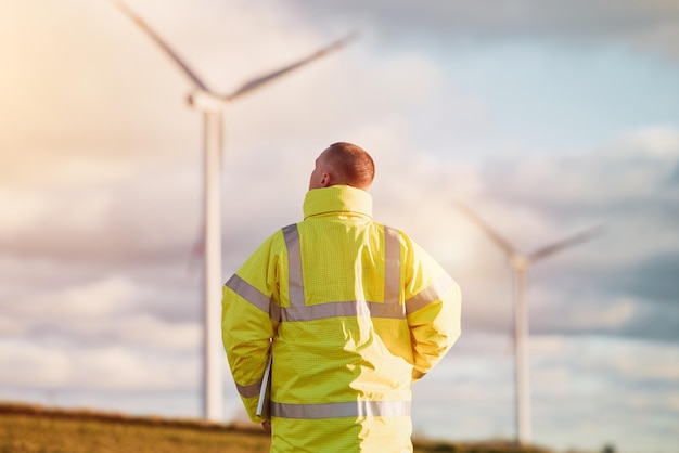 Électricien près des éoliennes Concept d'énergie verte renouvelable