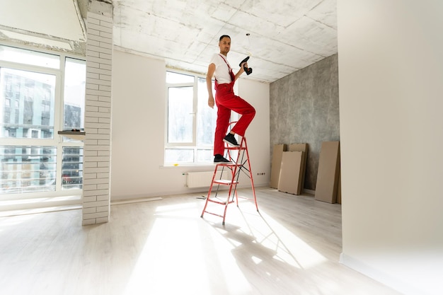 Électricien travaillant avec des fils dans un nouvel appartement