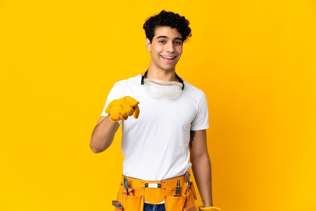 Électricien vénézuélien sur le devant jaune surpris et pointant