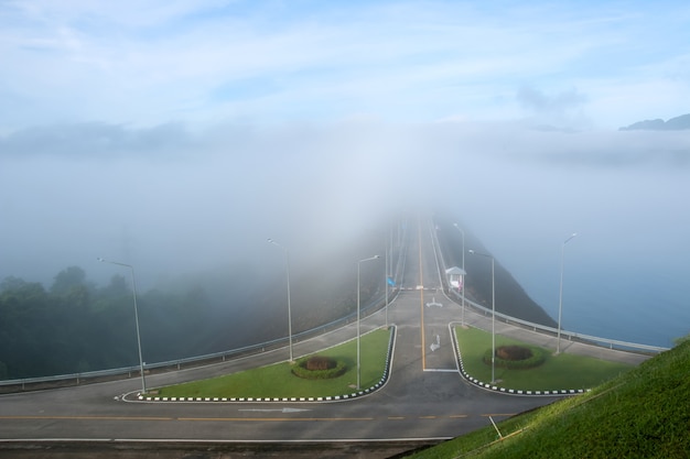 Électricité du barrage avec brouillard matinal.