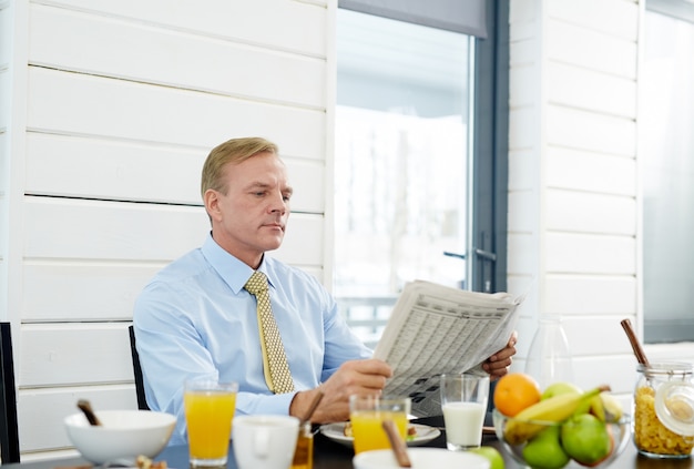 Lecture après le petit déjeuner