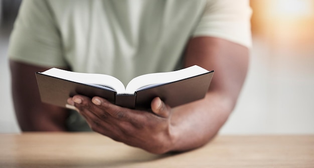 Lecture de la Bible et mains avec livre et étude de religion à la maison pour le culte et le soutien spirituel Foi connaissance chrétienne et personne avec gratitude éducation des Écritures et conseils de Dieu dans une maison