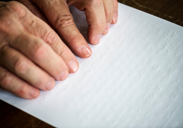 Lecture des lettres en braille