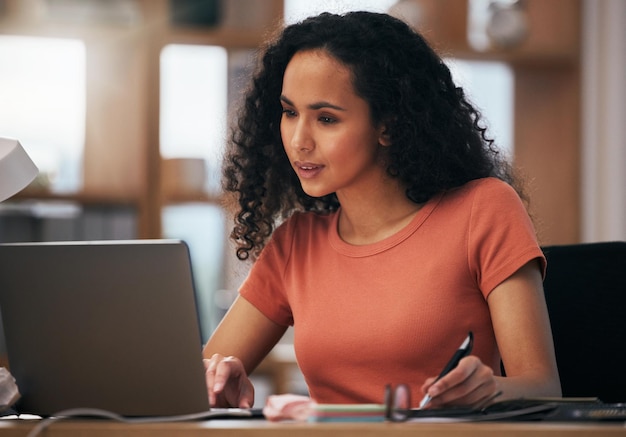 Lecture d'un ordinateur portable et femme professionnelle rédigeant des notes de synthèse, un calendrier ou un planificateur d'événements, un calendrier d'affaires en ligne, une secrétaire informatique et une réceptionniste vérifient l'agenda de l'entreprise, le journal ou le rapport