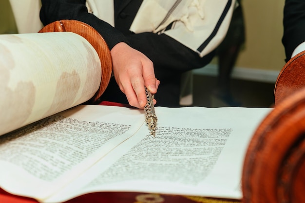 Photo lecture de la torah juive à la bar mitzvah lecture de la torah de la bar mitzvah