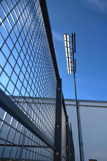 LED et grill d'un terrain de padel extérieur