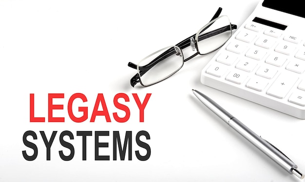 LEGACY SYSTEMS Concept Calculatorpen et lunettes sur fond blanc