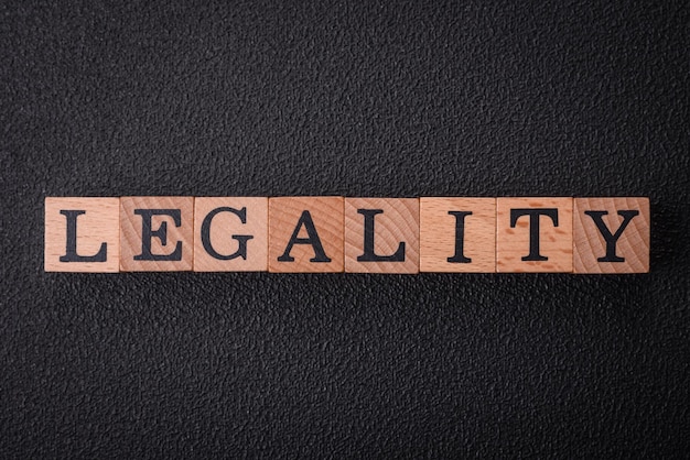 La légalité de l'inscription sur des cubes de bois sur un fond de béton sombre